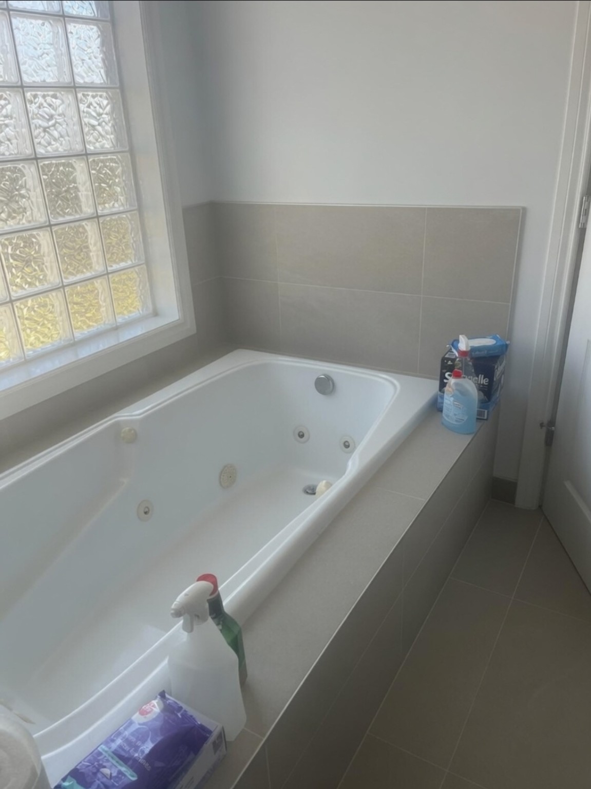 Bathtub cleaning preparation